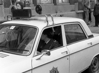 835024 Afbeelding van een politieauto voor het zojuist door de actiegroep Komma gekraakte Labrehuis (Plompetorengracht ...